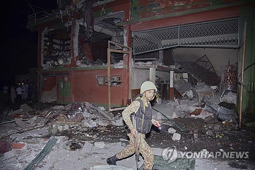 7일 파키스탄령 카슈미르 무자파라바드 인근에서 파키스탄군이 인도 미사일 공격으로 파손된 것으로 보이는 건물을 살펴보고 있다. [AP 연합뉴스 자료사진]